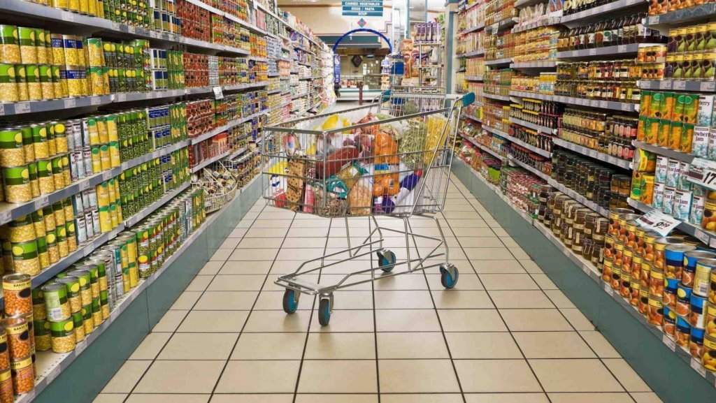 Protecția Consumatorilor obligă magazinele să afișeze preţul cel mai mare şi cel mai mic cu aceleaşi caractere