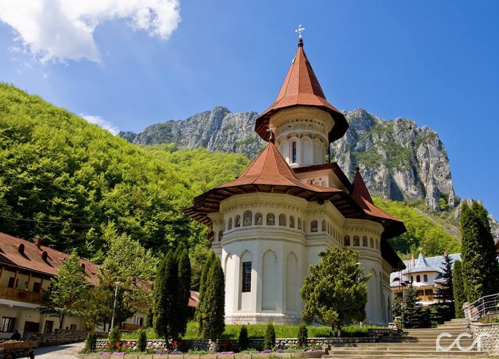 Mănăstirea din Ardeal, supranumită “Catedrala Apusenilor”, veche de peste 600 de ani. Peisajele locului sunt considerate un "colț de rai"