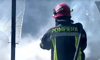 INCENDIU la o casă din Cluj: Un octagenar cu arsuri la nivelul feţei refuză transportul la spital / A explodat şi o butelie de gaz
