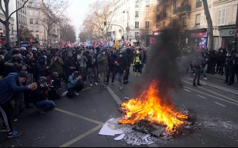 Continuă protestele violente din Franța! Se poate ajunge la stare de urgență