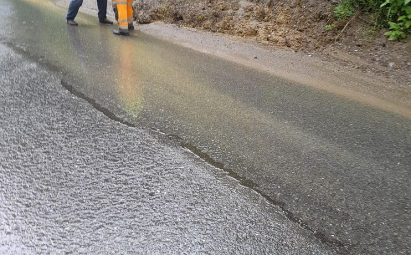 Scurgeri de aluviuni de pe versanți pe drumurile Gilău-Mărișel și Băișoara-Muntele Băișorii