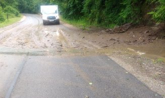 Scurgeri de aluviuni de pe versanți pe drumurile Gilău-Mărișel și Băișoara-Muntele Băișorii