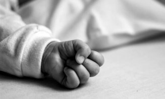 Şi-a lăsat bebeluşul pe mâna concubinului alcoolic care l-a înfometat şi l-a omorât în bătaie