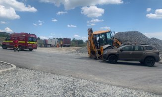 ACCIDENT în Cluj-Napoca între un buldoexcavator și o mașină. Bărbat, transportat la spital