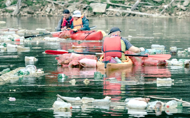 Acțiune de ecologizare a lacului Tarnița în weekend / Se caută 120 de voluntari pentru echipe pe uscat şi pe apă