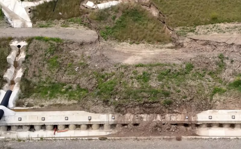 Alunecare de teren uriaşă pe A10 Sebeș-Turda. Există riscul ca versantul să se prăvălească peste autostradă / Reacţia DRDP Cluj