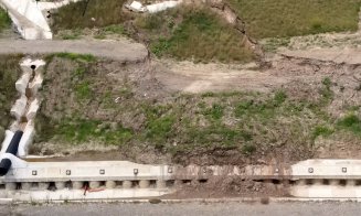 Alunecare de teren uriaşă pe A10 Sebeș-Turda. Există riscul ca versantul să se prăvălească peste autostradă / Reacţia DRDP Cluj