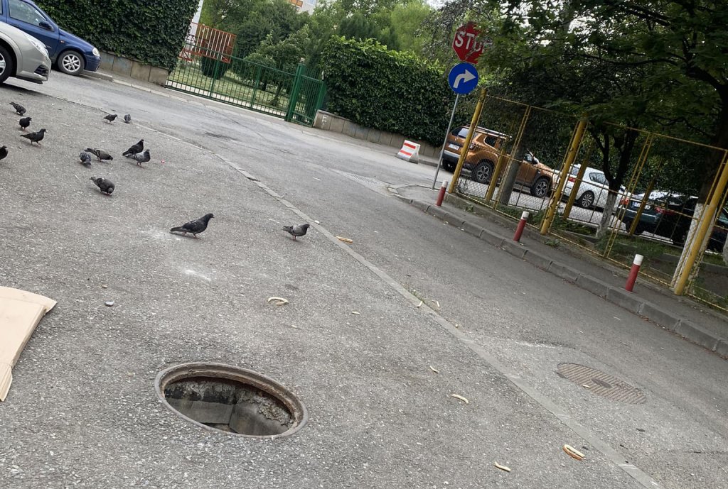 Atenţie la gurile de canal din Cluj-Napoca. Unele sunt gata să vă înghită :)