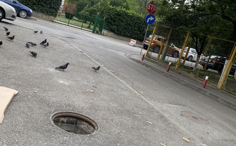 Atenţie la gurile de canal din Cluj-Napoca. Unele sunt gata să vă înghită :)