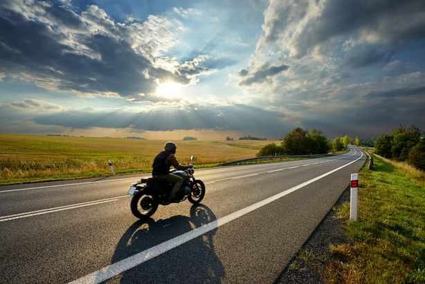 Iohannis a retrimis la Parlament legea care dă dreptul șoferilor cu permis B să conducă şi unele motociclete