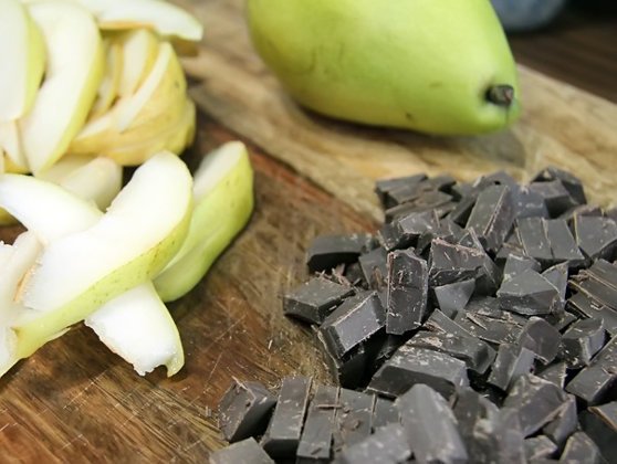 Rețeta de weekend. Tarta cu ciocolată și pere, desertul perfect pentru zilele de vară