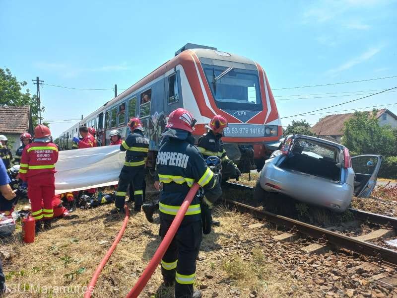 Accident cu o mașină lovită de tren într-un județ vecin. O femeie a fost dusă la spital