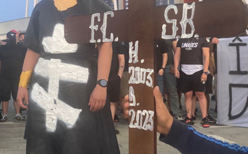 Protest macabru al fanilor Stelei împotriva FCSB-ului. Au pus crucea pe sicriu / Becali va face plângeri penale: ”E amenințare cu moartea”