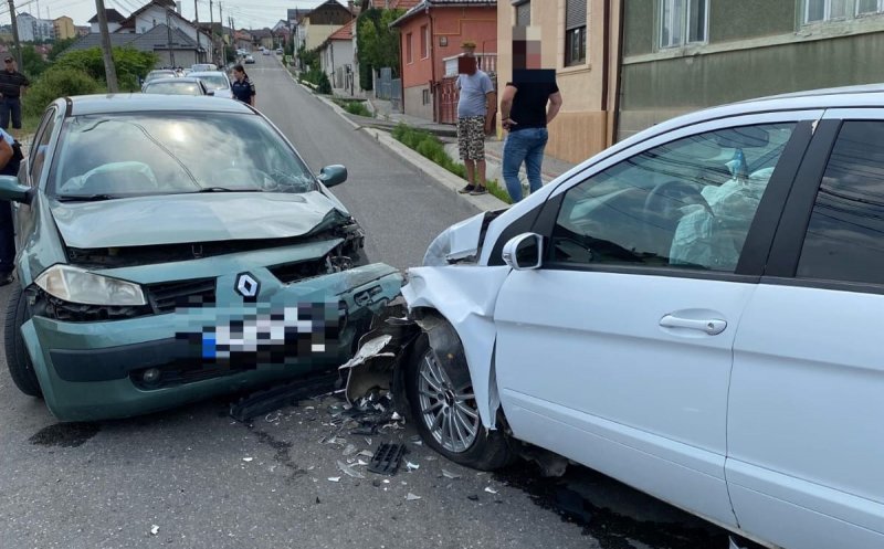 Accident în Cluj cu două mașini. Tânără, transportată la spital
