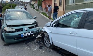 Accident în Cluj cu două mașini. Tânără, transportată la spital