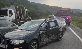 ACCIDENT cu două mașini în Cluj. Șase persoane, transportate la spital