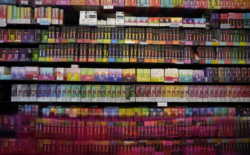 Țigările electronice trebuie să aibă etichete informative și de avertizare cu text și fotografii / Câți români fumează acest tip de țigări