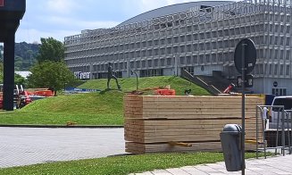 Au venit băieții cu mușchi de la UNTOLD! Forfotă cu logistica festivalului la stadionul Cluj Arena