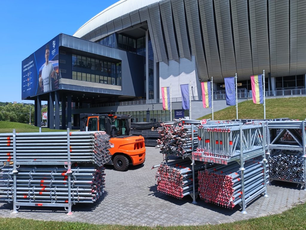 Au venit băieții cu mușchi de la UNTOLD! Forfotă cu logistica festivalului la stadionul Cluj Arena
