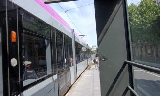 Staţiile CTP, zero umbră sau protecţie pe caniculă: "Dacă aştepţi tramvaliul, în 10 minute te prăjeşti"