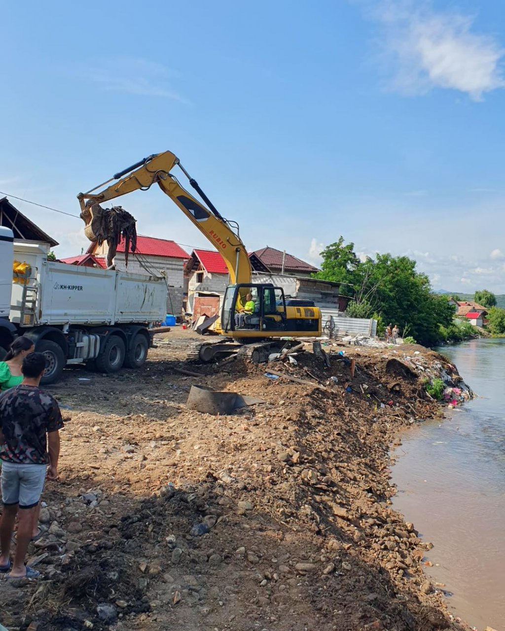 Primarul din Florești: „Râul Someș nu este groapă de gunoi!” / S-au demolat construcțiile ilegale