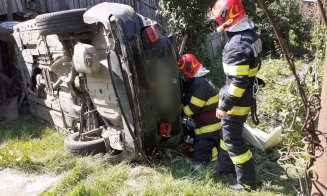 Accident auto la Negreni. O mașină s-a răsturnat în curtea unei case