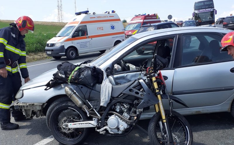 Accident cu două motociclete și o mașină în Păniceni. Circulația este blocata pe ambele sensuri / Un minor și o femeie transportați la spital