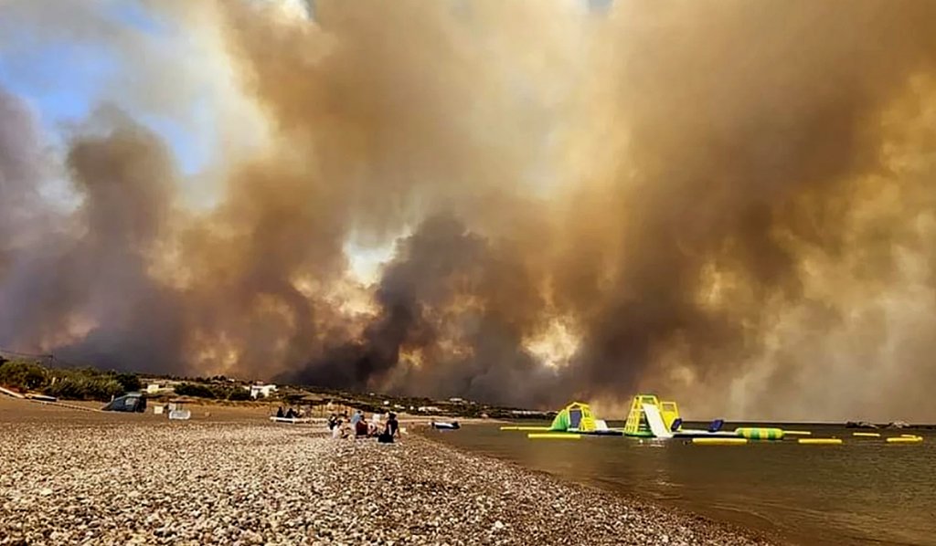 Turiști români amenințați de INCENDIILE din Rodos: Mesaj primit în miez de noapte că sunt în pericol. Au fugit cum au putut cu actele și hainele de pe ei