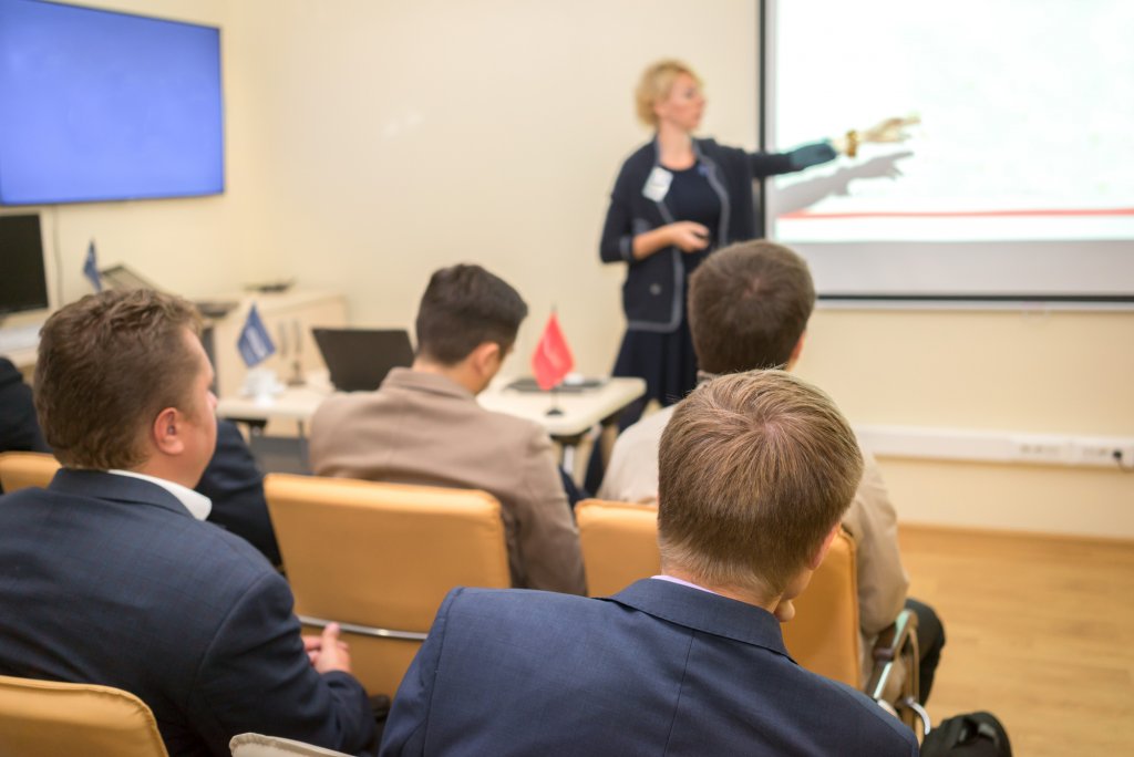 Specialiștii în formare profesională şi învăţământ pot câștiga până la 900 euro pe lună / Multe anunțuri de angajare în Cluj-Napoca