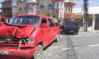 ACCIDENT în Cluj între o autoutilitară și un microbuz! Două persoane, transportate la spital