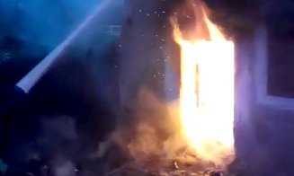 Le-a explodat butelia și le-a luat foc casa. Intervin pompierii