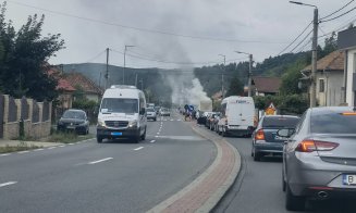 O autoutilitară a luat FOC la coborâre din Feleacu. ISU Cluj intervine
