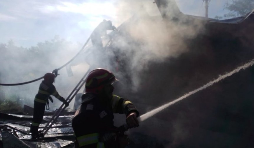 Tragedie de proporții! Un foc devastator înghite o biserică de legendă din România