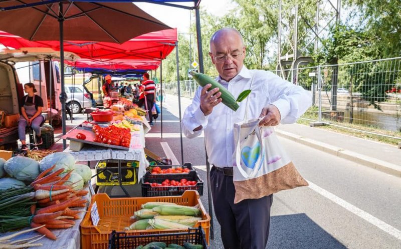Emil Boc și-a luat straița și a ieșit la cumpărături în piața volantă