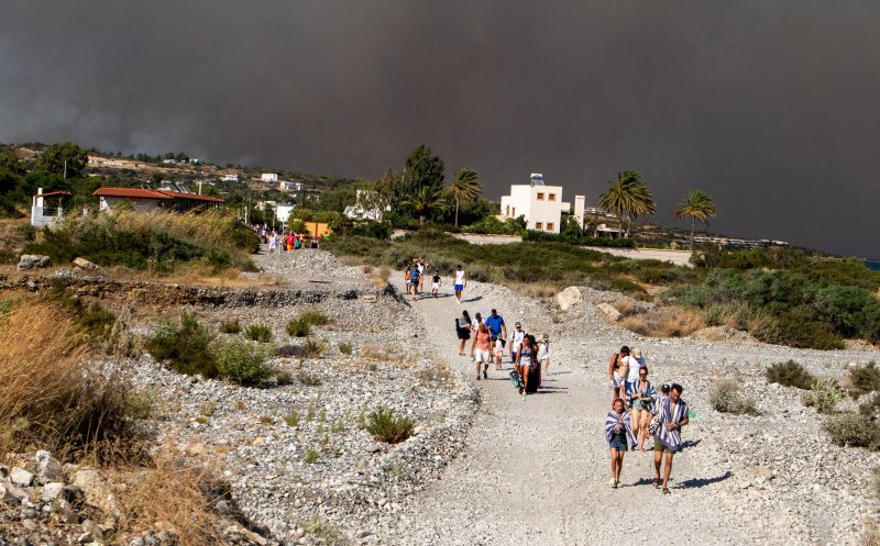 Grecia oferă vacanțe gratuite turiștilor care evacuați din cauza incendiilor din Rodos