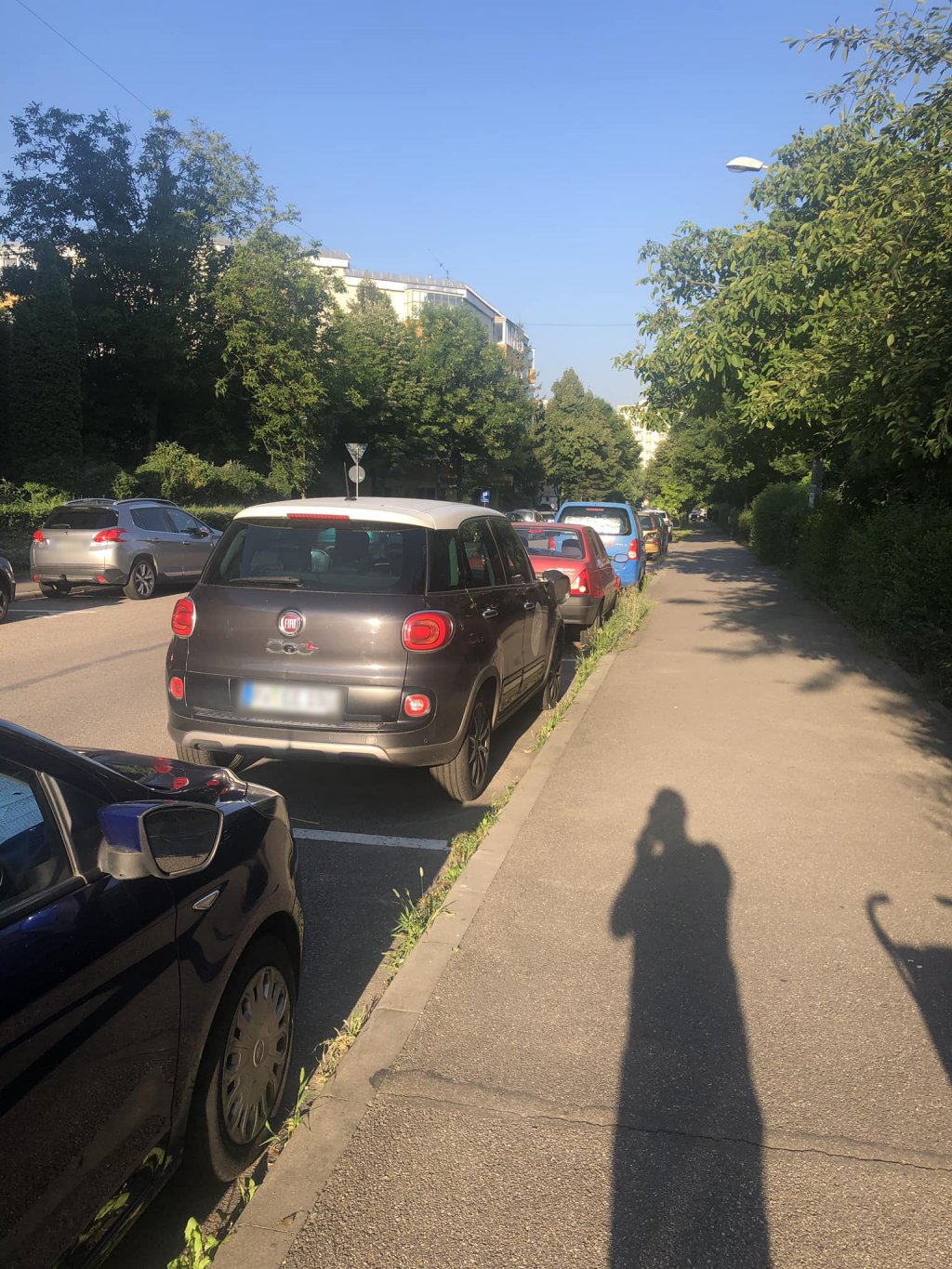 Aproape toate oglinzile rupte la maşini, pe o stradă din Mănăştur. Clujenii dau vina pe petrecăreţii de la UNTOLD