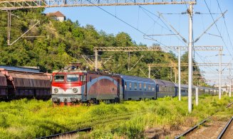 Trenul de călători Cluj-București a rămas fără o ușă în mers. Întârzieri de peste o oră