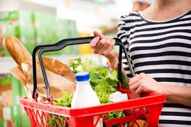Preţurile alimentelor de bază au scăzut cu până la 43%. Cel mai mult s-au ieftinit roşiile, strugurii, ardeii, cartofii şi ceapa