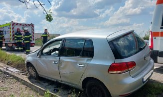 Accident într-o localitate din Cluj! Mașină ieșită în decor / Femeie, transportată la spital