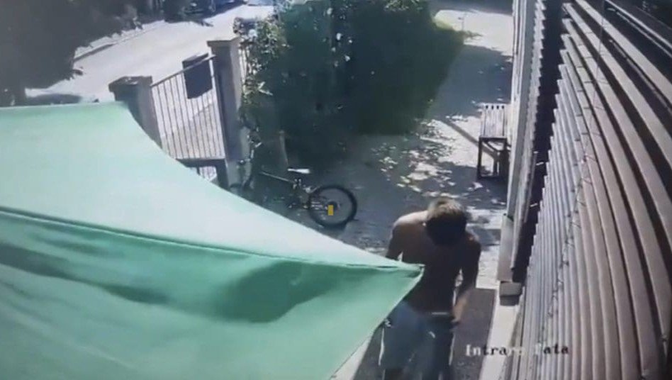 Hoț de telefoane, surprins pe o cameră de supraveghere în Cluj-Napoca. A fugit cu telefonul unui copil