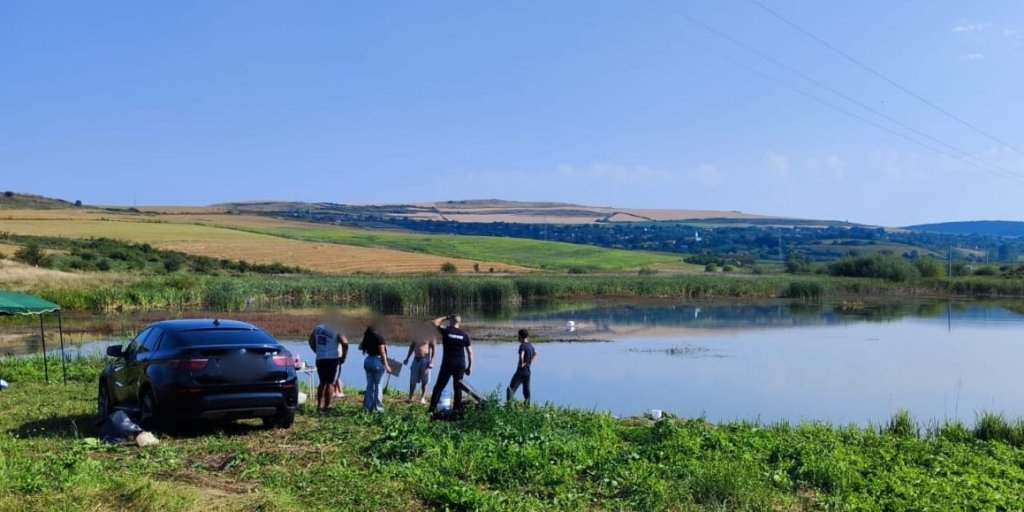 Barcă scufundată pe un lac de lângă Cluj. Trei persoane implicate în incident