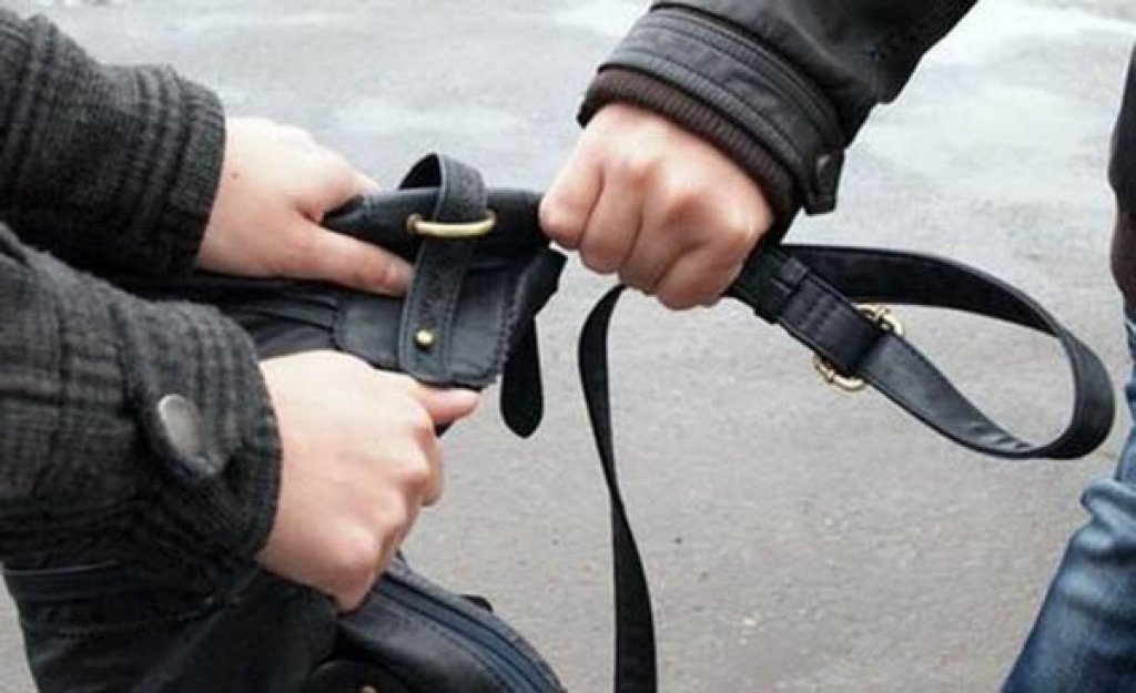 Bătrân de 89 de ani, tâlhărit de o sumă mare de bani, în Dej. Victima a fost transportată la spital