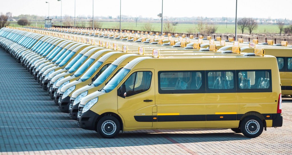 Elevii din 34 de comune din Cluj vor merge la școală cu microbuze electrice