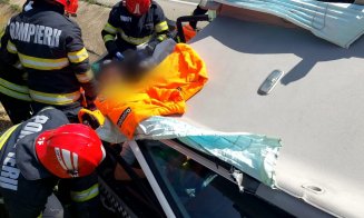 Accident cu două mașini pe Bulevardul Muncii. Două persoane, rămase încarcerate/ Se circulă în coloană