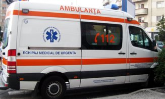 Coliziune între două mașini în Turda. O femeie a fost transportată la spital