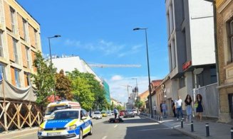 Accident cu scuter pe o stradă din centrul Clujului. Poliția și Salvarea, la fața locului