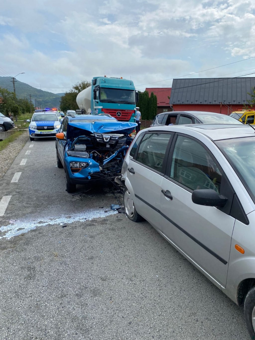 ACCIDENT într-o localitate din Cluj! Două mașini implicate / Trei adulți și doi copii, transportați la spital