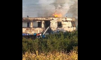 Un tren de călători a luat foc şi s-a făcut scrum pe şine. Zeci de călători se aflau în vagoane