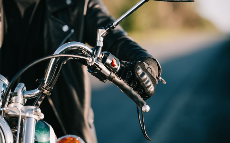 Sfârșit tragic pentru un bărbat. A intrat cu motocicleta în zidul unui gard, în poligonul auto