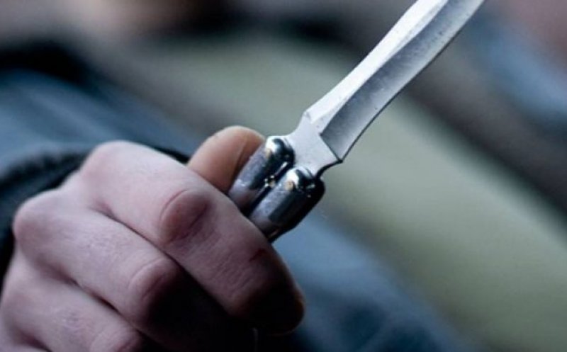 Un bărbat beat a atacat polițistii cu un cuțit. Agenții, nevoiți să folosească arma